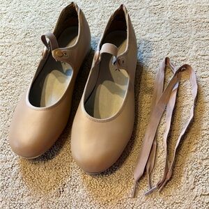 Capezio tan ladies tap shoes, size 8 1/2W